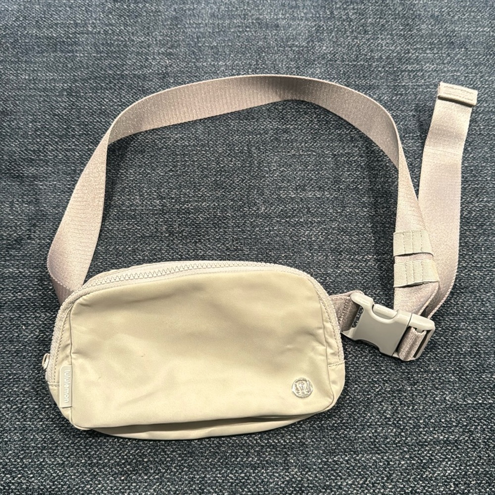 Lululemon Everywhere Belt Bag in Grey